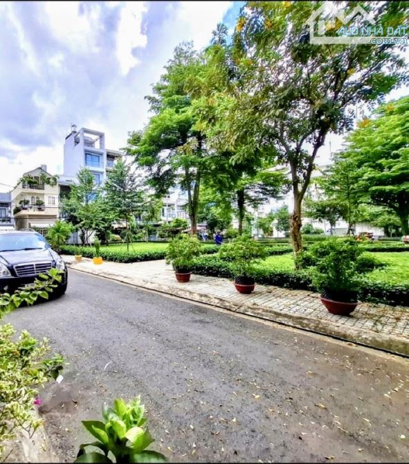 BIỆT THỰ LONG LANH VEIW XANH BÁT NGÁT! MT sát Tạ Quang Bửu Quận 8 Ngang 8x16m Nhỉnh 25 Tỷ - 1