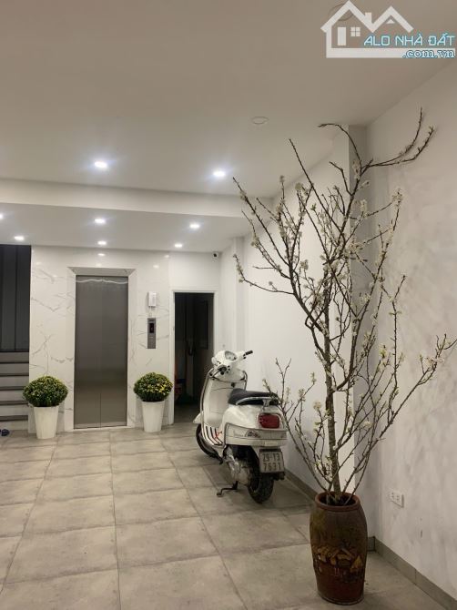 Bán nhà phố Trạm , DT 33m2 , MT 3.3m ,Xây 7 Tầng ,Giá 8.8 tỷ , Lô góc - Full nội thất - 12