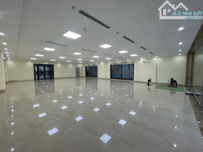 Bán tòa nhà VP 9 tầng vị trí ngã tư Nguyễn Thị Định- Hoàng Ngân Dt 360m2. GIÁ = 250 tỷ - 2