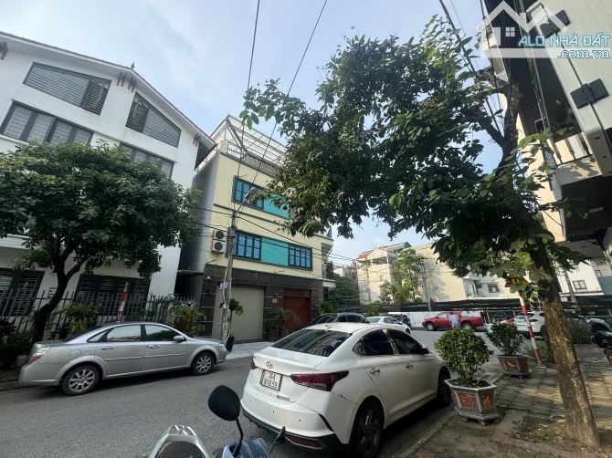 Bán nhà Hoa Lâm vỉa hè kinh doanh 33.4m oto tránh 6,8 tỷ - 2