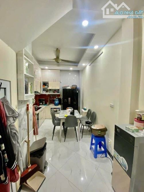 Lĩnh Nam , Ngõ Thông Oto Đậu Cửa , Chính Chủ Gửi Bán 41m 4 T Giá Chưa Đến 7 Tỷ - 3