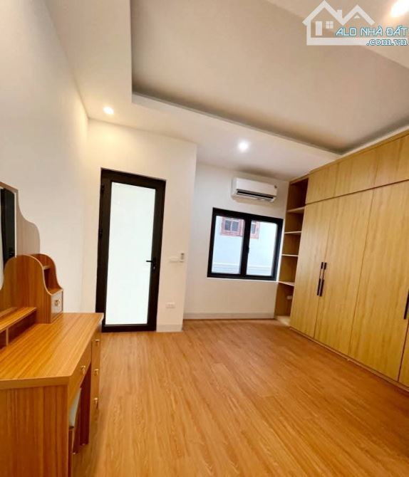 Cự khối - long biên - nhà đẹp full nội thất - cách nhà ra ô tô ngõ thông gần hồ - 3