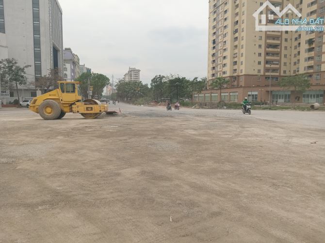 Bán mảnh đất Mặt Phố Tân Mai (Đường Vành đai 2.5 sắp hoàn thành )1170m2, MT 30m, Giá 90 Tỷ