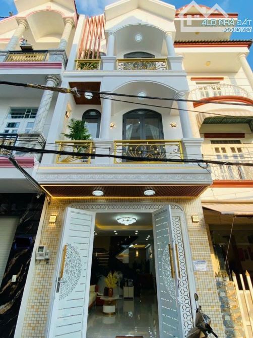 Bán nhà 4 tầng, TT Nhà Bè. 60m2 - Hẻm xe hơi - full nội thất. Chỉ 7 tỷ hơn xíu