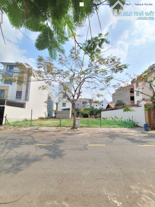Bán đất biệt thự 10x20m, đường D8 KDC The Seasons p. Lái Thiêu kế Siêu thị Lotte Mart