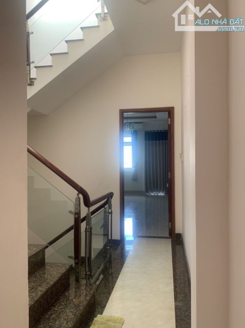 Bán nhà đường Phạm Thế Hiển, Q.8, DT 133m2, 2 tầng, 2PN. Sổ đỏ chính chủ. Giá 9 tỷ.