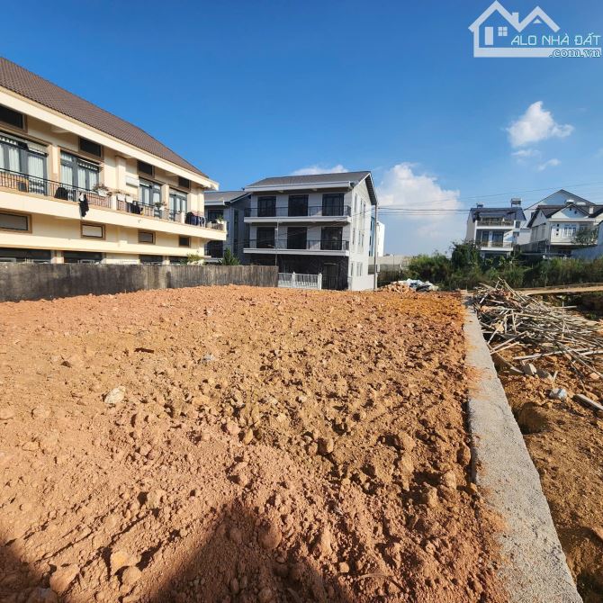 Đất Biệt thự vạn Hạnh- P8 Đà Lạt.  - 652m2 - ngang 26.89m  - 25 tỷ