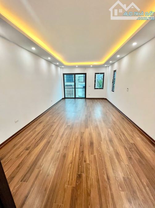 Bán nhà Cự Khối cực đẹp, Lô góc, ô tô vào nhà, 6 tầng, thang máy, 47m2, giá chỉ 8,9 tỷ.
