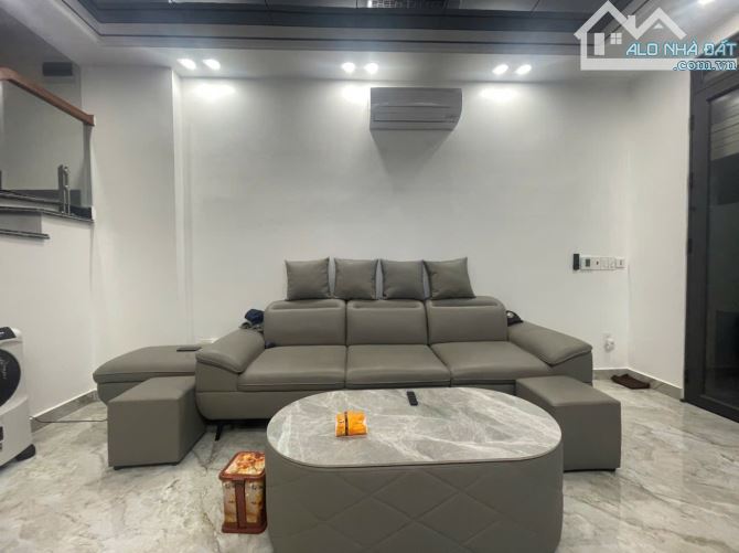 P Tuấn... Mở bán căn nhà tại đường Khúc Hạo. Oto đỗ cửa - Nhà xây độc lập, 4 tầng kiên cố