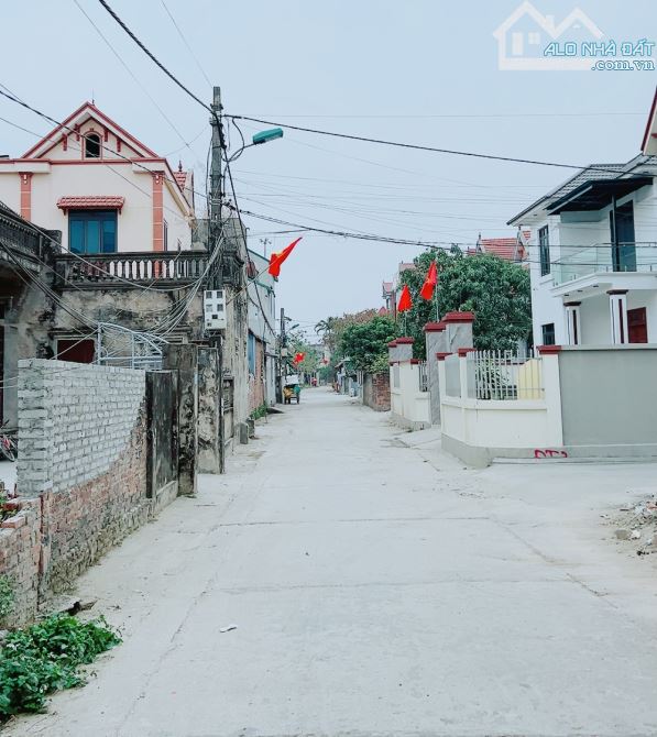 CHỦ CẦN TIỀNN MUỐN BÁNN GẤP MẢNH ĐẤT 82M TẶNG NHÀ CẤP 4 ĐẠI MẠCH CHỈ HƠN 3Đ