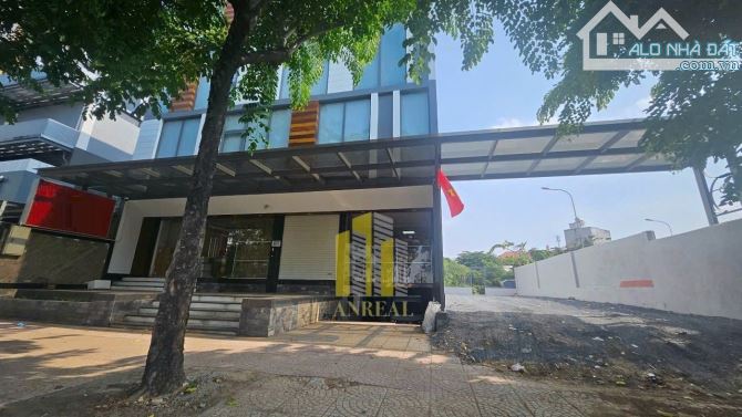 Tòa Văn Phòng Hầm 4 Lầu Mặt Tiền Đường Đồng Văn Cống 900m2 Giá 140 Triệu