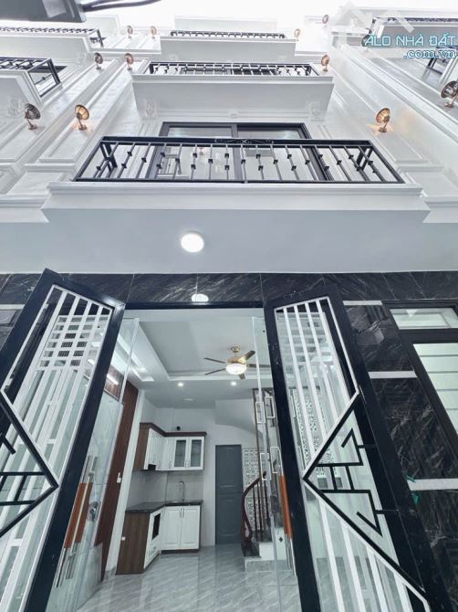 Hàng hiếm Long Biên, nhà 5 tầng mới đẹp, ô tô đỗ cổng, có bãi đỗ xe ngày đêm, giá hơn 5 tỷ