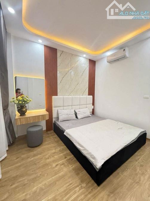 Bán nhà phố Hoàng Cầu 45m2 * 5 tầng thang máy , full nội thất, sđcc,  TC 14, x tỷ.