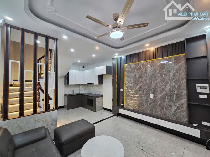 Long Biên - nhà đẹp mê ly - 5 tầng sang xịn - ô tô đỗ cổng - giá hơn 5 tỷ