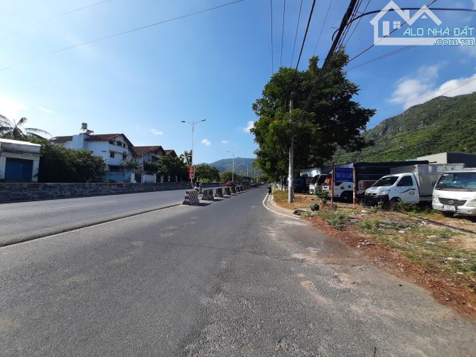Lô góc đất mặt tiền Đại lộ Nguyễn Tất Thành, Phước Đồng, Nha Trang. Diện tích 1.072m2.