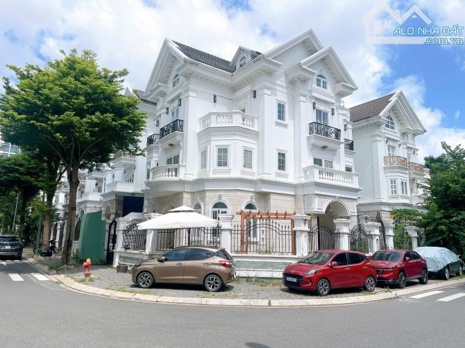 Bán biệt thự compound Thảo Điền quận 2 góc 2 mặt tiền 212m2 3 tầng 55 tỷ full nội thất