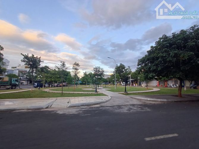 ĐẤT TÁI ĐỊNH CƯ MAI XUÂN THƯỞNG - ĐƯỜNG TRẦN QUANG DIỆU, DT; 5X22M, H: ĐÔNG, GIÁ: 4,9 TỈ