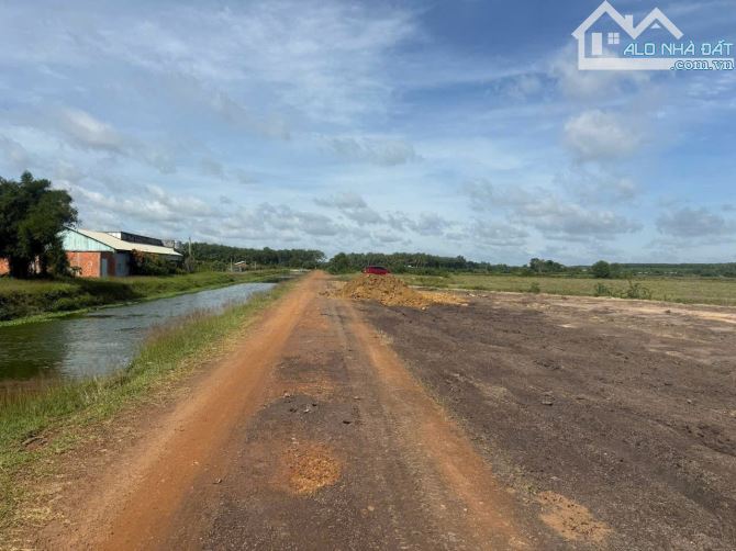 Chỉ 179 triệu sở hữu lô đất 2 mặt tiền , có kênh nước mát mẽ, đường oto, view núi bà