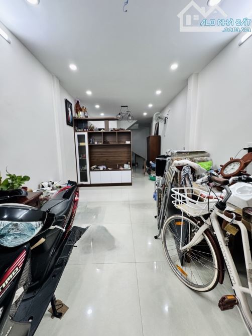 Nhà bán 3 tầng mới đẹp. 5 phòng ngủ, Trường Chinh gần chợ Võ Thành Trang, Tân Bình.