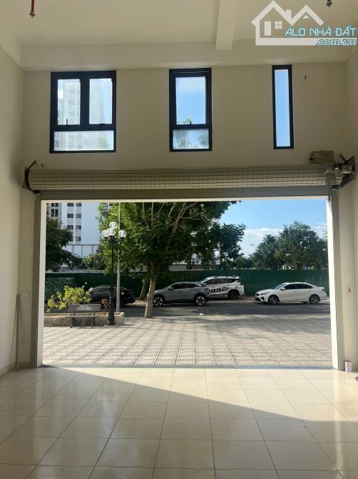 shophouse. hướng tây bắc. mặt tiền đẹp vỉa hè rộng rãi. khu dân cư đông đúc