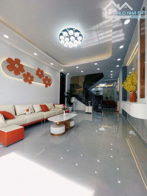 Bán nhà 4 tầng, TT Nhà Bè. 60m2 - Hẻm xe hơi - full nội thất. Chỉ 7 tỷ hơn xíu - 1