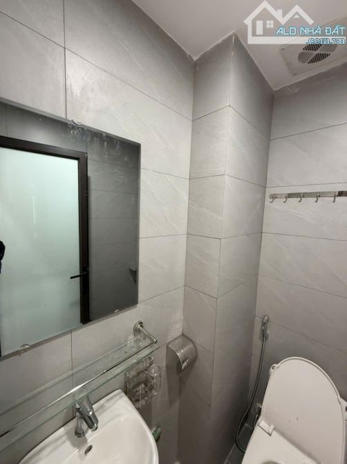 Cho Thuê CCMN 142 Quan Nhân Thanh Xuân 25m2 Studio Gác Xép Ban Công Thang Máy Giặt Riêng - 1