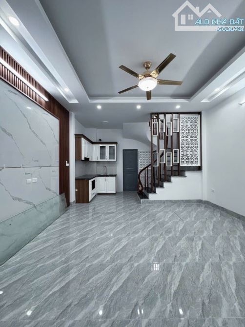 Hàng hiếm Long Biên, nhà 5 tầng mới đẹp, ô tô đỗ cổng, có bãi đỗ xe ngày đêm, giá hơn 5 tỷ - 1