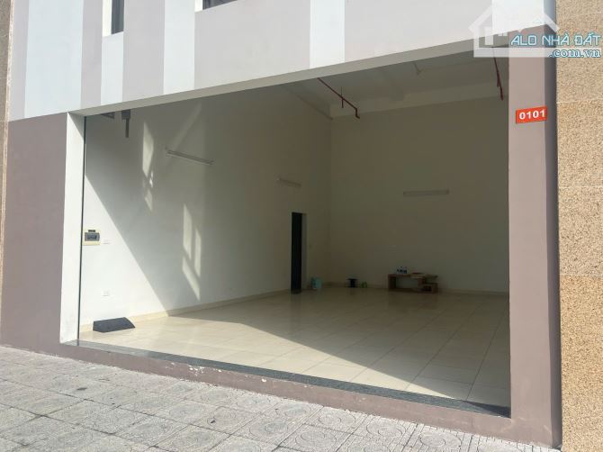 shophouse. hướng tây bắc. mặt tiền đẹp vỉa hè rộng rãi. khu dân cư đông đúc - 1