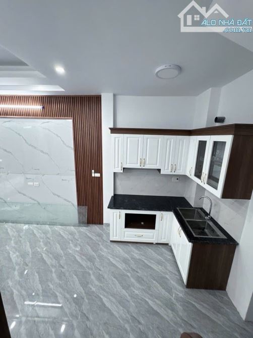 Hàng hiếm Long Biên, nhà 5 tầng mới đẹp, ô tô đỗ cổng, có bãi đỗ xe ngày đêm, giá hơn 5 tỷ - 2