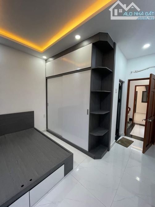 Nhà 3 tầng, chỗ đậu ô tô, gần T-mobil Nguyễn Sơn, 4.95 tỷ - 2