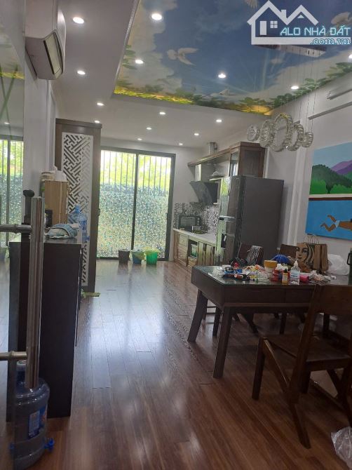 CHO THUÊ NHÀ PHÂN LÔ XUÂN LA, TÂY HỒ- DT 60M, 6T, 6 PN, GARA, XE 7 CHỖ TRONG NHÀ CHỈ 1000$ - 2