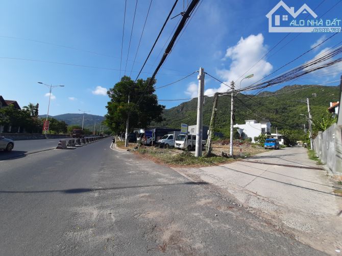 Lô góc đất mặt tiền Đại lộ Nguyễn Tất Thành, Phước Đồng, Nha Trang. Diện tích 1.072m2. - 2