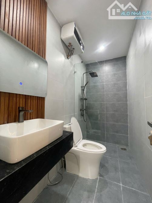 BÁN NHÀ 2 TẦNG MỚI TINH - CẠNH PHỐ HUỲNH NGỌC HUỆ - FULL NỘI THẤT XỊN SÒ, XÁCH VALI VÀO Ở - 3