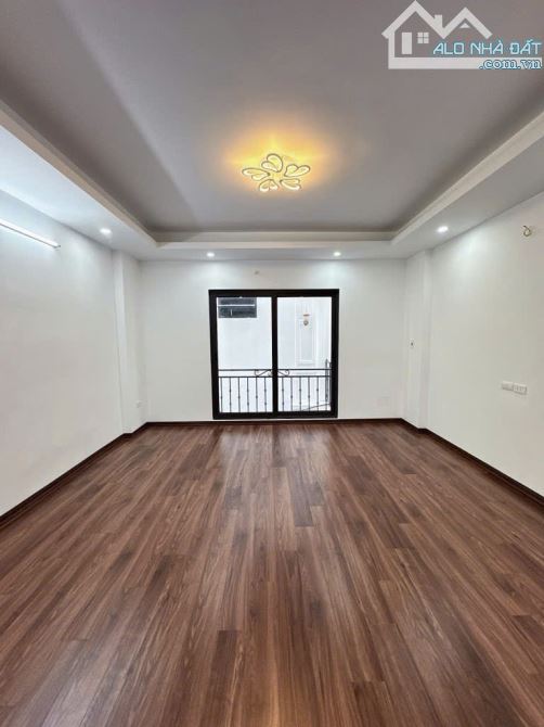 Hàng hiếm Long Biên, nhà 5 tầng mới đẹp, ô tô đỗ cổng, có bãi đỗ xe ngày đêm, giá hơn 5 tỷ - 3