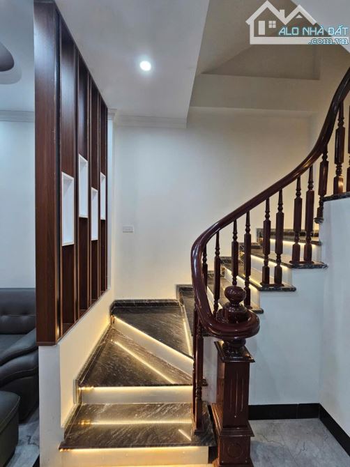 Long Biên - nhà đẹp mê ly - 5 tầng sang xịn - ô tô đỗ cổng - giá hơn 5 tỷ - 3