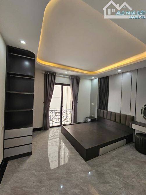Long Biên - nhà đẹp mê ly - 5 tầng sang xịn - ô tô đỗ cổng - giá hơn 5 tỷ - 4