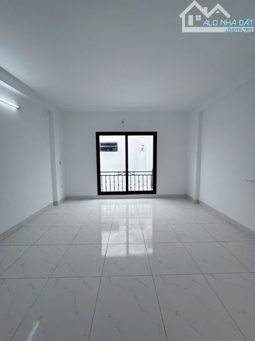 Hàng hiếm Long Biên, nhà 5 tầng mới đẹp, ô tô đỗ cổng, có bãi đỗ xe ngày đêm, giá hơn 5 tỷ - 5