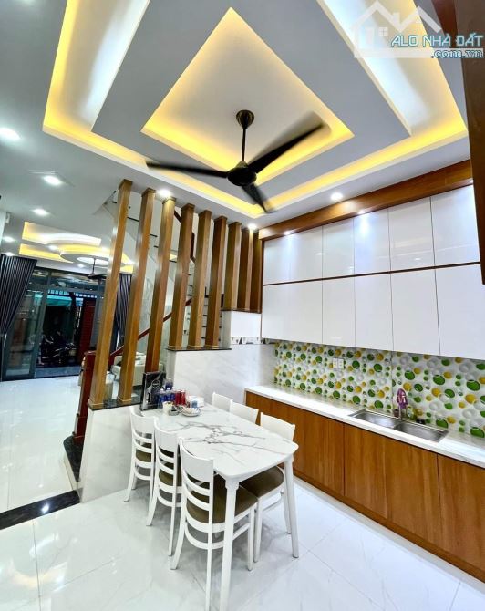 Nhà 3 tầng, chỗ đậu ô tô, gần T-mobil Nguyễn Sơn, 4.95 tỷ - 5