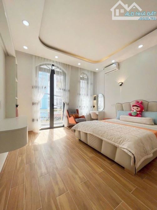Bán nhà 4 tầng, TT Nhà Bè. 60m2 - Hẻm xe hơi - full nội thất. Chỉ 7 tỷ hơn xíu - 6