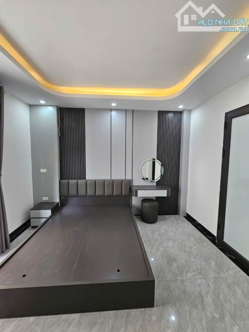 Long Biên - nhà đẹp mê ly - 5 tầng sang xịn - ô tô đỗ cổng - giá hơn 5 tỷ - 6