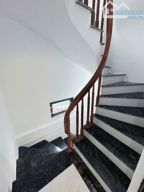 Hàng hiếm Long Biên, nhà 5 tầng mới đẹp, ô tô đỗ cổng, có bãi đỗ xe ngày đêm, giá hơn 5 tỷ - 7