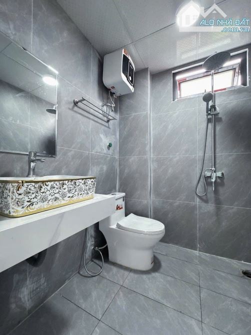 Hàng hiếm Long Biên, nhà 5 tầng mới đẹp, ô tô đỗ cổng, có bãi đỗ xe ngày đêm, giá hơn 5 tỷ - 8