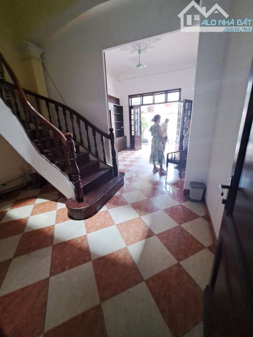 Nhà ngõ 100 đường Hoàng Quốc Việt. Diện tích 70m2 x 4 tầng mỗi tầng 2 phòng có điều hòa