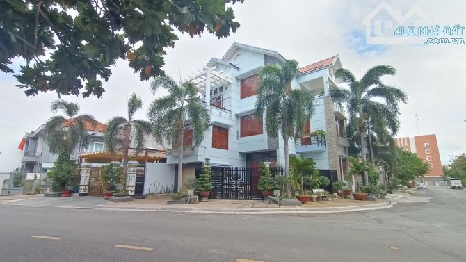 NGỘP BANK💥BÁN NHÀ BIỆT THỰ LÔ GÓC 2 MẶT TIỀN, TTHC DĨ AN, 4 TẦNG, ĐƯỜNG 20M, CHỈ HƠN 13TỶ - 4