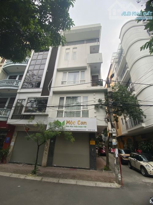 Cho thuê nhà riêng lô góc Đỗ Quang. DT 70m2, 5 tầng, ngõ oto. Giá 35 triệu(thg)