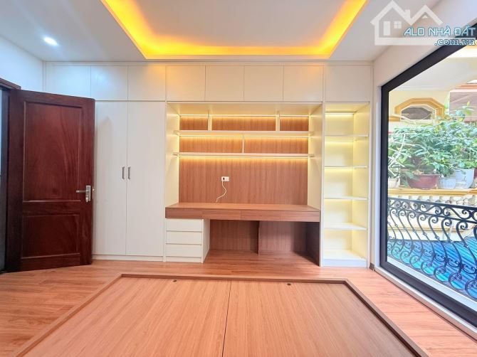 LẠC LONG QUÂN _ 5 Tầng _Thang Máy_Nhà phân lô- oto đỗ cửa_Nhỉnh 12 Tỷ