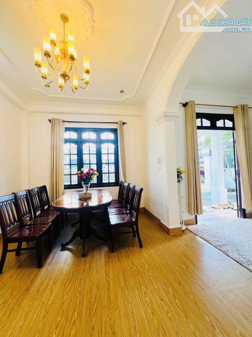 Bán Gấp Nhà Sân Vườn 219m2 Ngang 11m Kinh Doanh Lưu Trú Tốt Cách Chợ Đà Lạt Chỉ 1km
