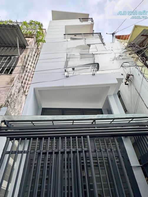 Bán CHDV giáp quận 1, 6 phòng đầy đủ nội thất, đường Phan Văn Hân, giá 9,35 tỷ TL