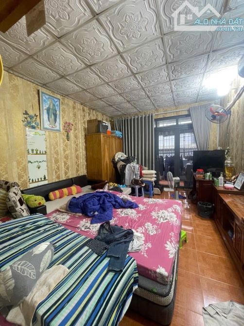 **Tuyệt Phẩm Nhà Trong Ngõ Chuyên Dùng 9, Quận 7: 74m2, 2 Tầng, 3PN, Sổ Đỏ, Giá Chỉ 5.7