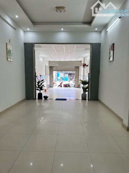 Nhà 4 tầng Mặt tiền đường NGUYỄN VĂN QUÁ phườngĐHT Q12 dt 98,3m2 Đường 12m THU NHẬP 25TR/T